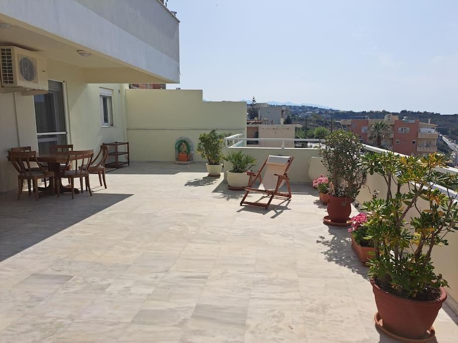 Seaview Flora'S Luxury Apartment-300Meters From The Beach Rethymno Esterno foto