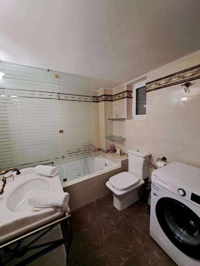 Seaview Flora'S Luxury Apartment-300Meters From The Beach Rethymno Esterno foto